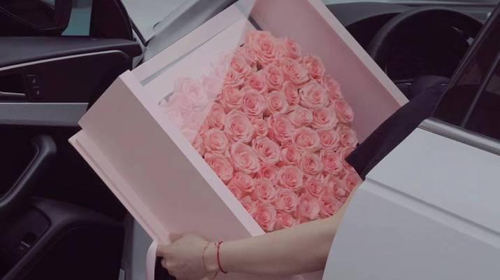 女友玫瑰花节日礼盒应该送什么？女友玫瑰花节日礼盒的推荐是什么？
