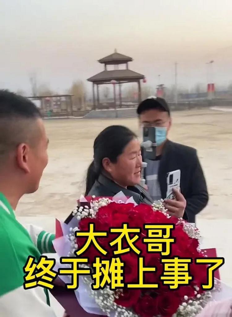 小嫂头戴玫瑰花有何含义？这种装饰在文化中象征着什么？