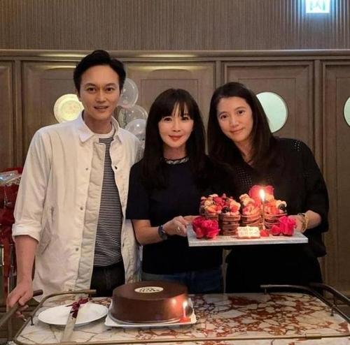 抱起玫瑰花的行为有何象征意义？它在社交场合中代表什么？