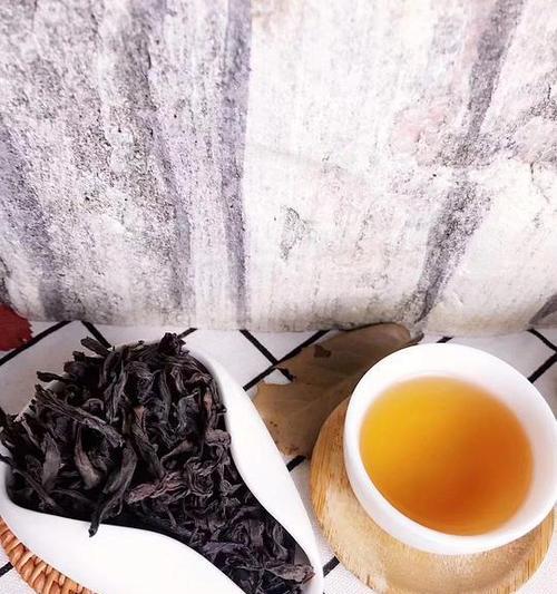 牡丹花与杨花花的特征区别是什么？