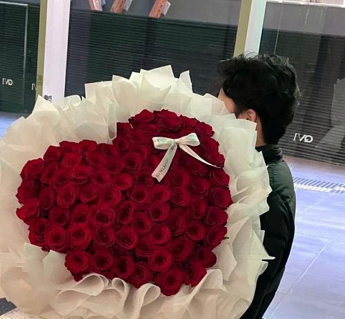 玫瑰花枝通常象征着什么？