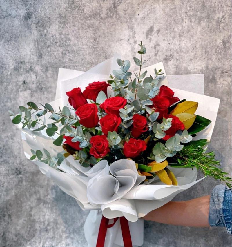 热恋红玫瑰12朵花语是什么？12朵红玫瑰代表什么？