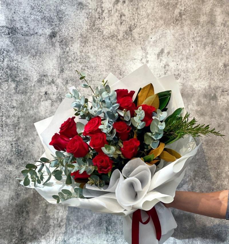 热恋红玫瑰12朵花语是什么？12朵红玫瑰代表什么？