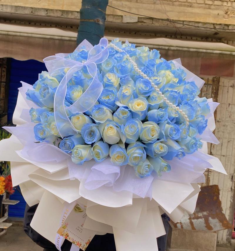 红白玫瑰和蓝色玫瑰分别代表什么？它们的花语是什么？