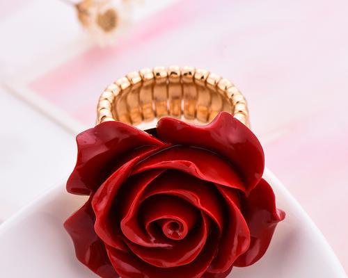 正红色玫瑰花颈链寓意什么？这种饰品的象征意义是什么？