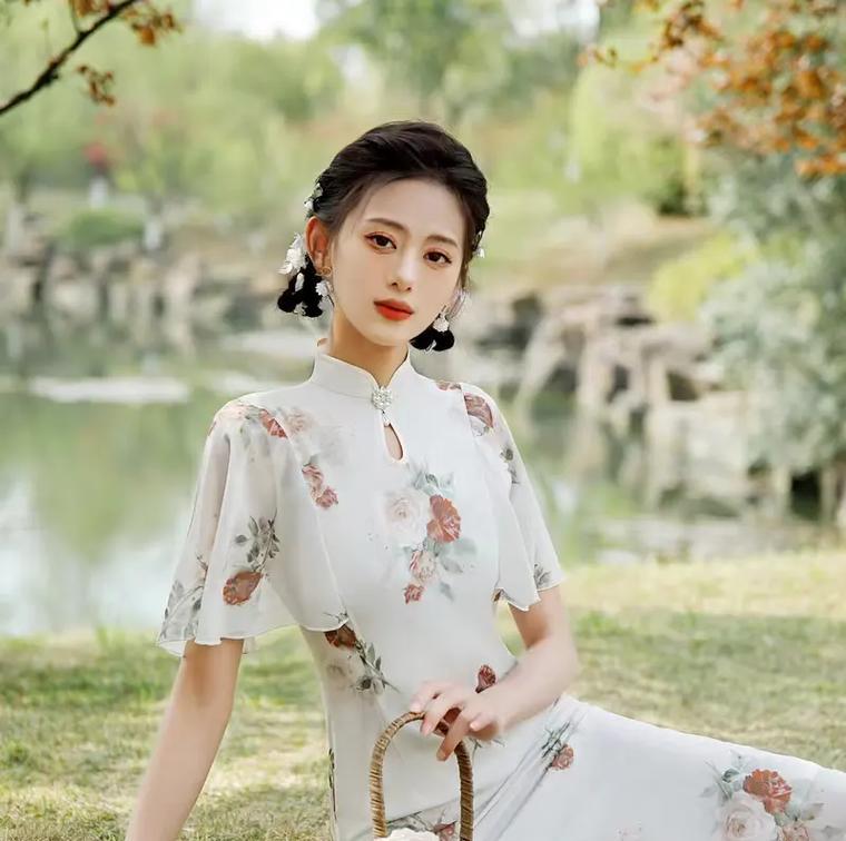 旗袍上绣玫瑰花有何寓意？旗袍玫瑰花的象征意义是什么？