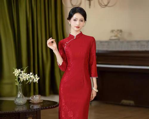 旗袍上绣玫瑰花有何寓意？旗袍玫瑰花的象征意义是什么？