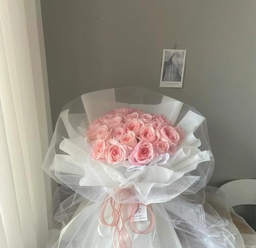 十彩玫瑰的花语和寓意是什么？十种颜色玫瑰的组合代表了什么？