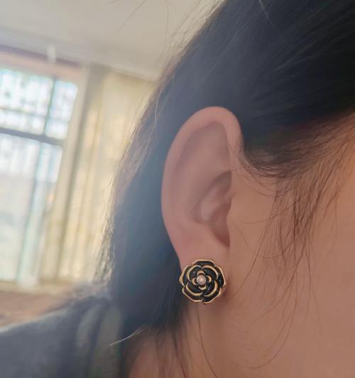 男生耳朵上戴玫瑰花有什么特别含义？