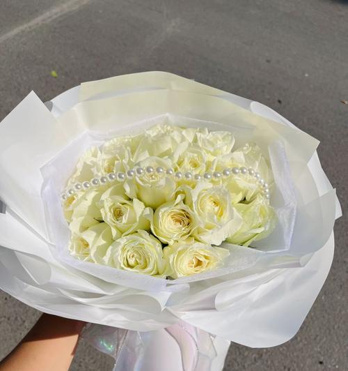 白玫瑰搭配什么花最美观？白玫瑰的花束搭配技巧是什么？