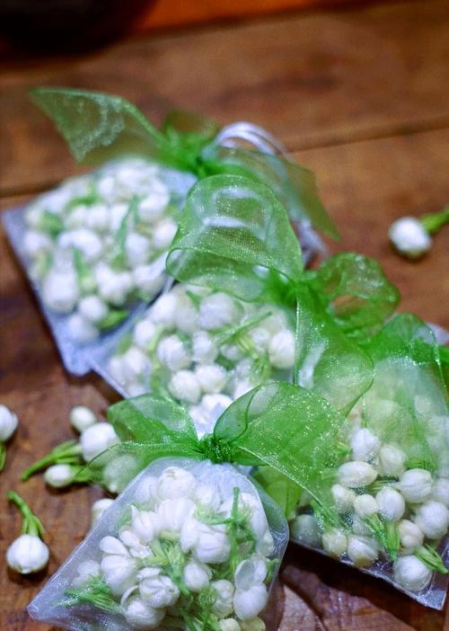 白色花象征的意义是什么？对人有何影响？