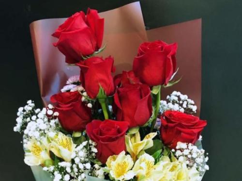 7朵白色玫瑰花代表什么？