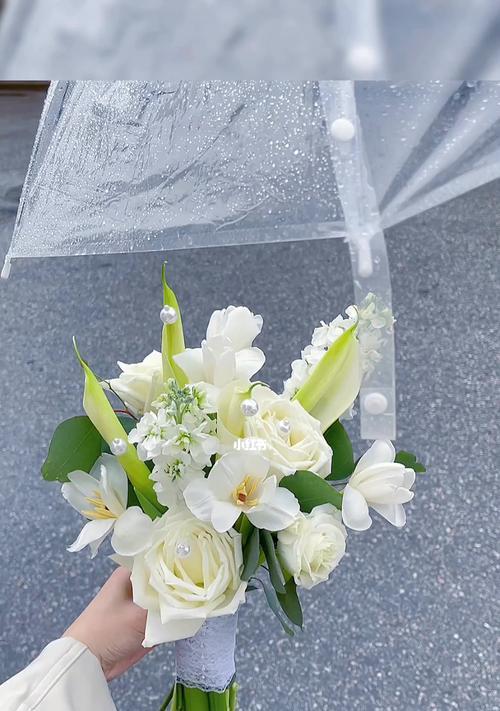 白色花在手捧花中的含义是什么？