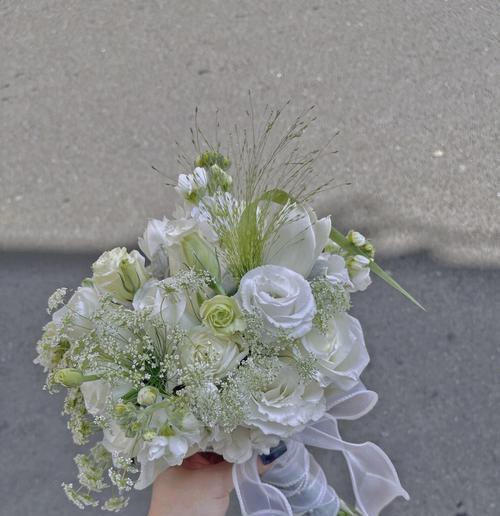 白色花在手捧花中的含义是什么？