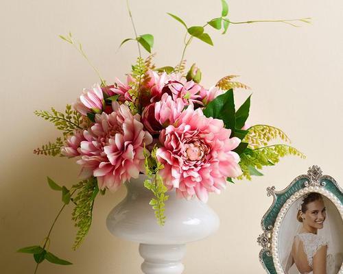 白色花瓶和假花有何寓意？白色花瓶搭配假花的含义是什么？