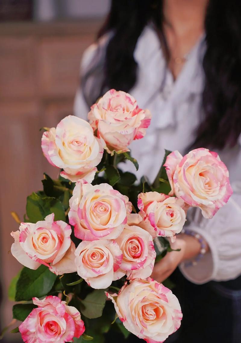 九朵白色玫瑰花代表什么？白色玫瑰花的含义有哪些？