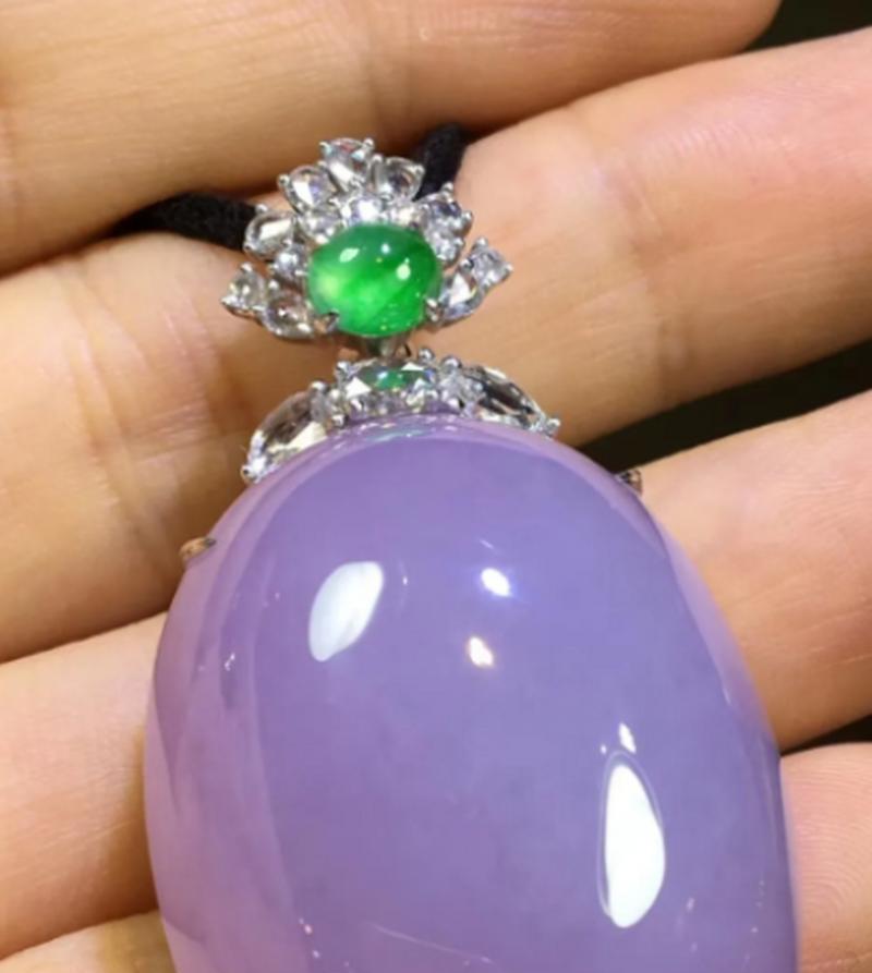 紫色珠宝通常象征哪种花的寓意？