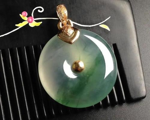 蓝色的花吊坠有什么寓意？