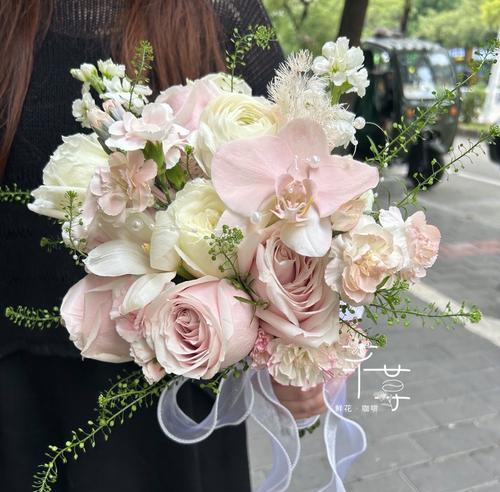 手捧花的花语和寓意有哪些？每种手捧花代表什么意义？