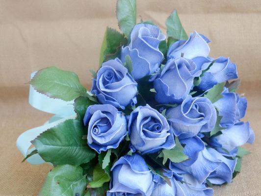蓝色系手捧花代表什么？蓝色手捧花的寓意是什么？