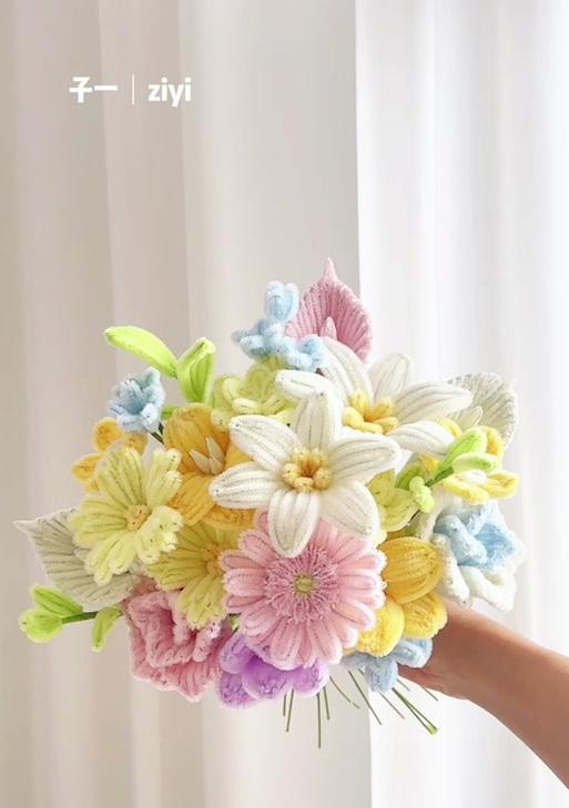 手捧花加扭扭花的寓意是什么？手捧花三种花的寓意是什么？