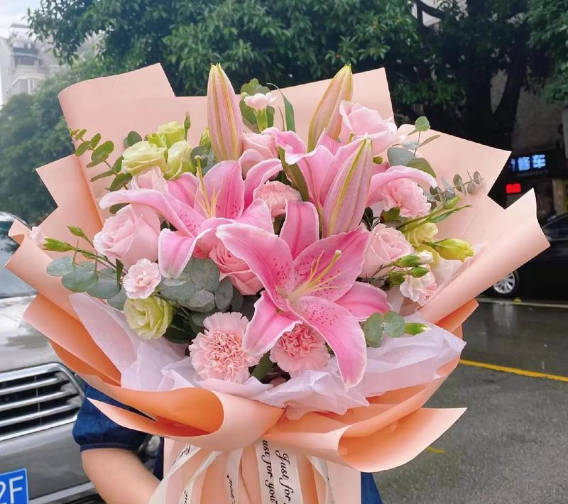 百合花语（探究粉百合花语的含义与象征——关于粉百合的花言花语）