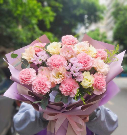 花开花落间，以粉康乃馨编织爱之语（探寻粉康乃馨花语的美丽密码）